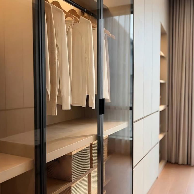 Louvre Minimalistički osvijetljeni Walk-in ormar od furnira